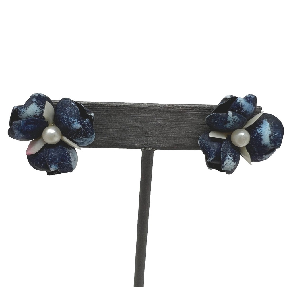 Vintage Flower Screw Back Earrings Blue Shells with‎ Faux Pearl Accent
